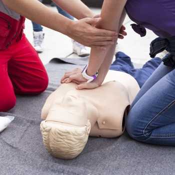 Czy szkolenie z pierwszej pomocy pomaga podnieść kwalifikacje zawodowe?